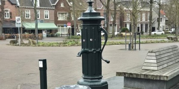 Foto: Historische dorpspomp in Valkenswaard aangewezen als gemeentelijk monument